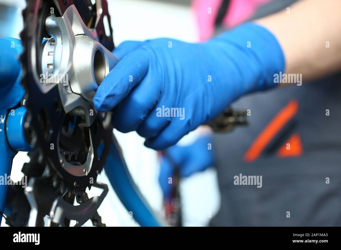 Beschädigte Mountainbike- und Schraubenschlüssel Stockfoto