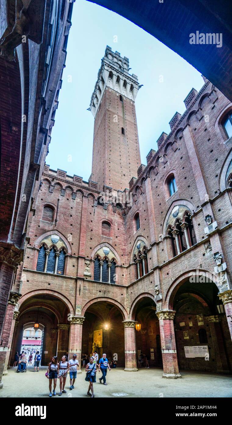 Der Innenhof mit Blick auf den Torre del Mangia im Palazzo Pubblico Rathaus, Siena, Toskana, Italien Stockfoto