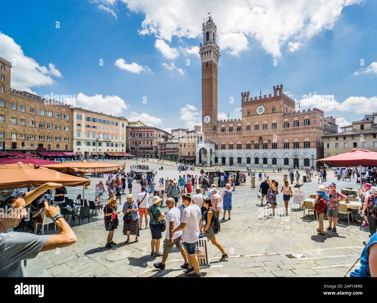 Piazza del Campo in Siena mit Palazzo Pubblico Rathaus und Turm von Mangia, Siena, Toskana, Italien Stockfoto