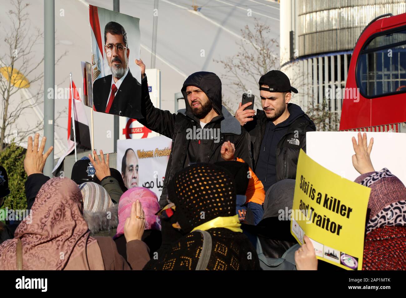 London/UK - Januar 20, 2020: ein Demonstrant hält eine Abbildung des ehemaligen ägyptischen Präsidenten Mohamed Morsi während eines Protestes der britischen Investment Summit in London, wo seine Nachfolger Abdel Fattah El-Sisi sprach Stockfoto