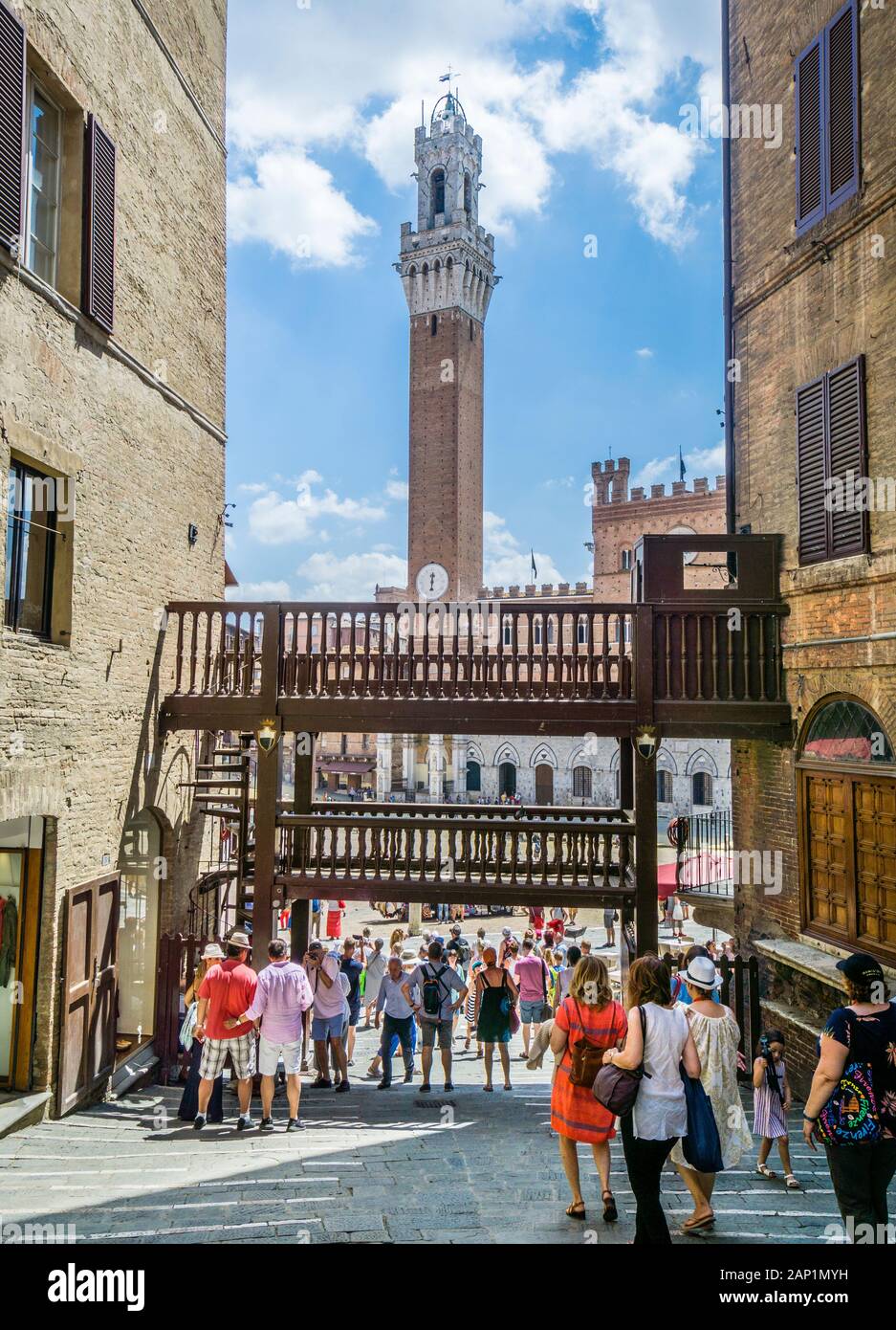 Costarella dei Barbieri Straße im historischen Zentrum von Siena mit Blick über die Piazza del Campo und dem Palazzo Pubblico mit Torre del Mangia Stockfoto