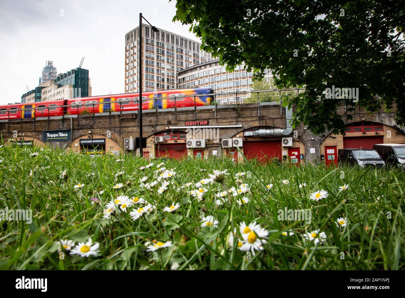 Hochhäuser im Londoner Stadtteil Vauxhall blicken auf die Schnellzüge der Bahn und den Vauxhall Pleasure Gardens Park. Stockfoto