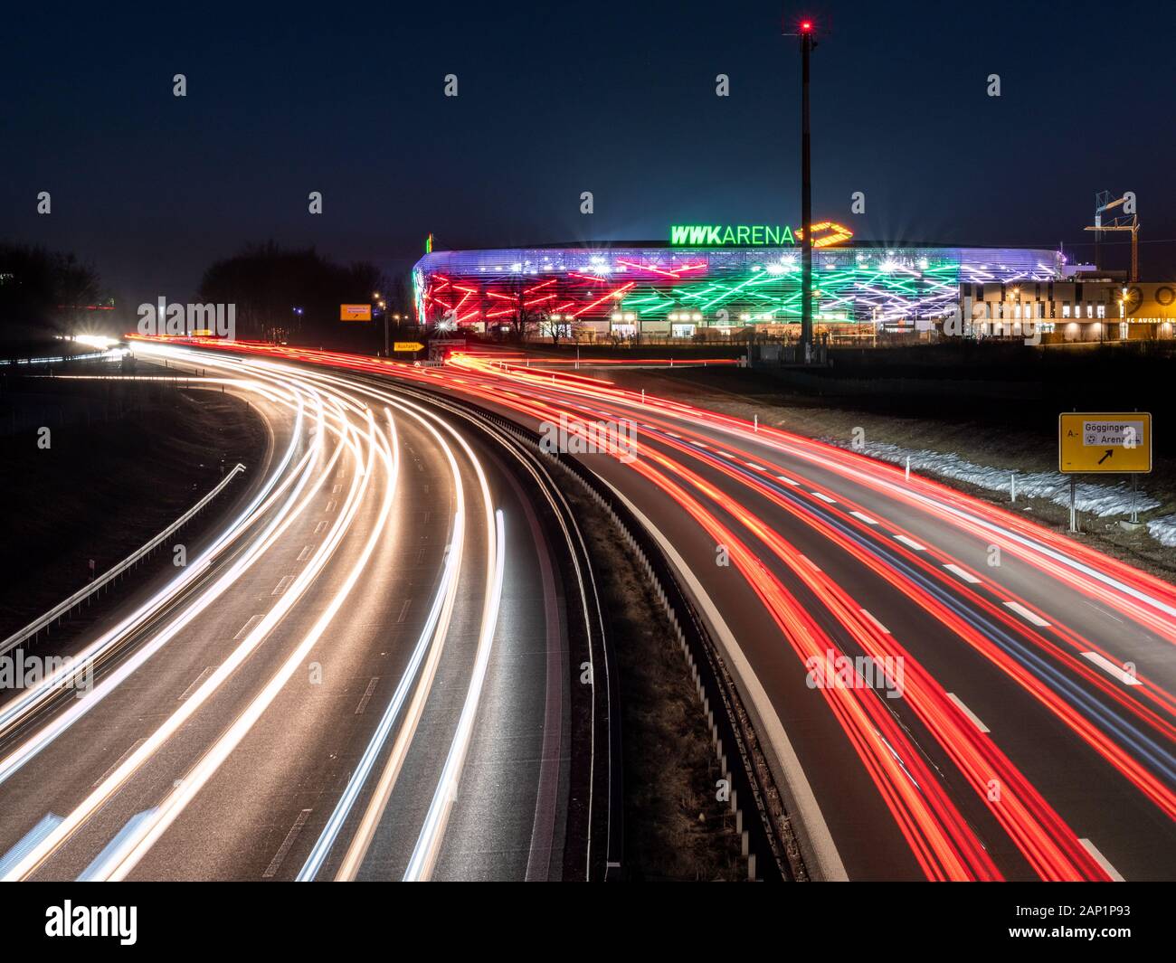 Augsburg, Deutschland - 16. Februar 2019: Ansicht der WWK Arena die Fußball-Stadion des FC Augsburg von der Autobahn Brücke Stockfoto