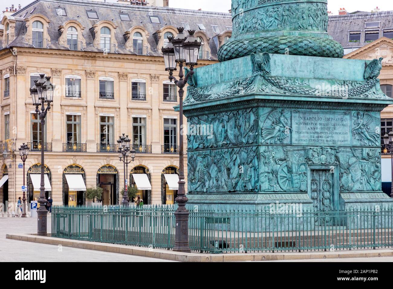 Siegessäule - Colonne de la Victoire, durch Napoleon im Jahre 1810 errichtet und die umliegende Architektur in Place Vendome, Paris, Frankreich Stockfoto