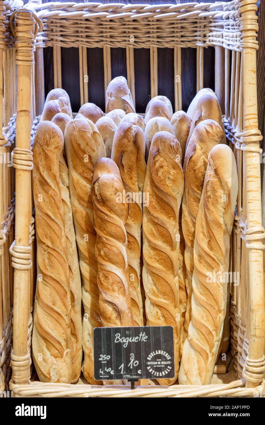 Frische baguettes zum Verkauf an eine Boulangerie, Paris, Frankreich Stockfoto