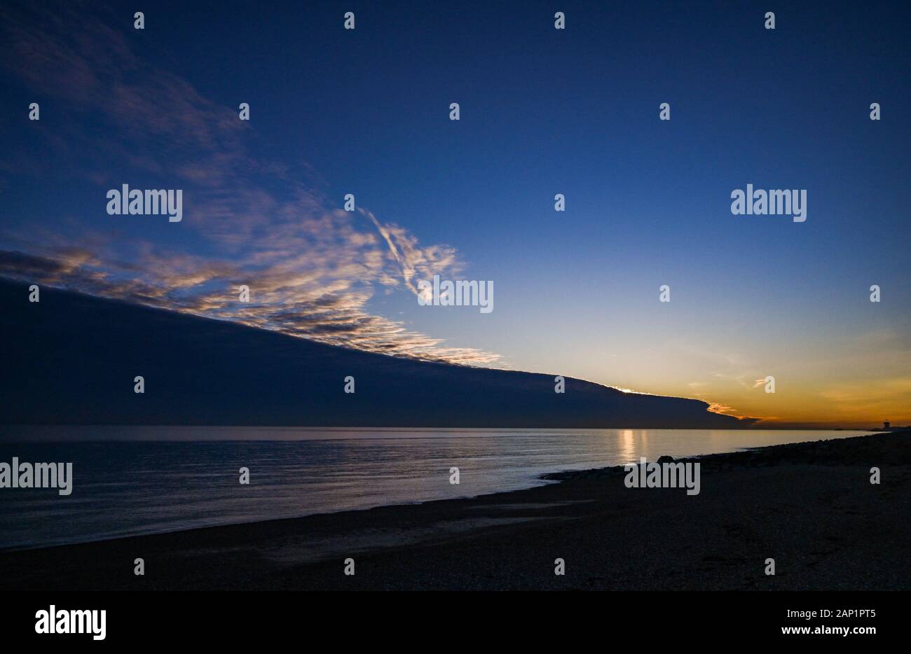 Shoreham-by-Sea Großbritannien Januar 2020 20-dramatische Wolken und Sonnenuntergang über dem Strand in Shoreham-by-Sea westlich von Brighton in Sussex. Foto: Simon Dack/Alamy leben Nachrichten Stockfoto