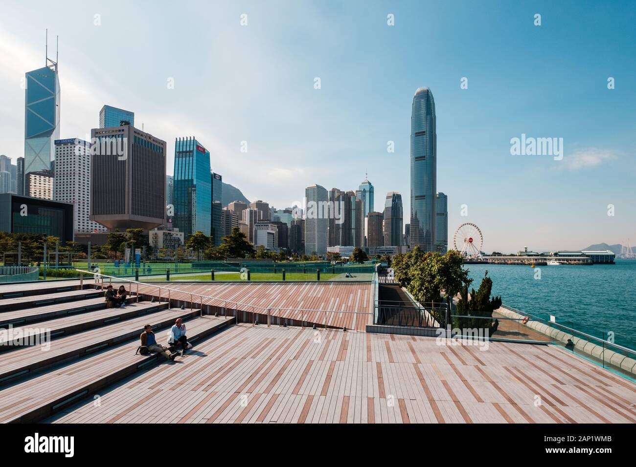 HongKong, China - November, 2019: Öffentliche Uferpromenade und die Skyline von Hong Kong Island in der Nähe von Victoria Harbour. Stockfoto