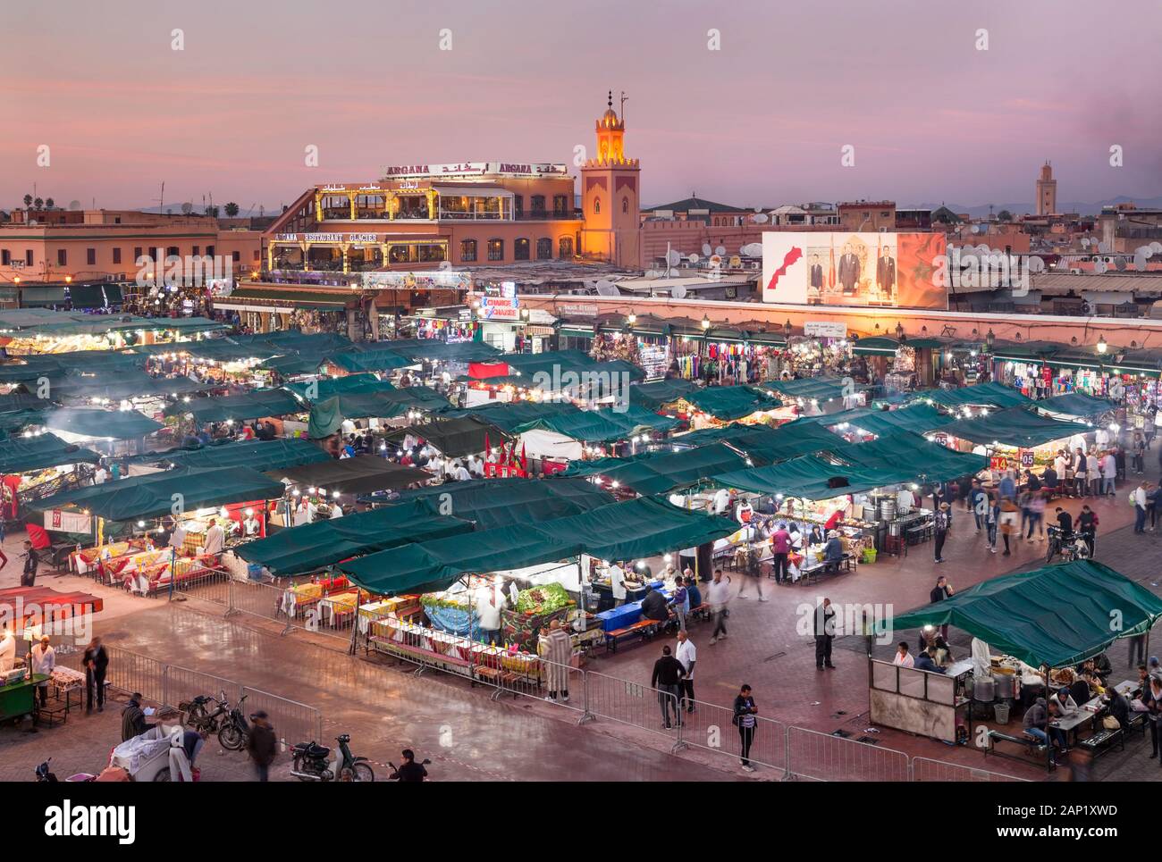 Cafe Argana und überdachte souk Ständen auf Platz Jemaa el-Fnaa bei Dämmerung Marrakesh-Safi in Marrakesch, Marokko. Stockfoto