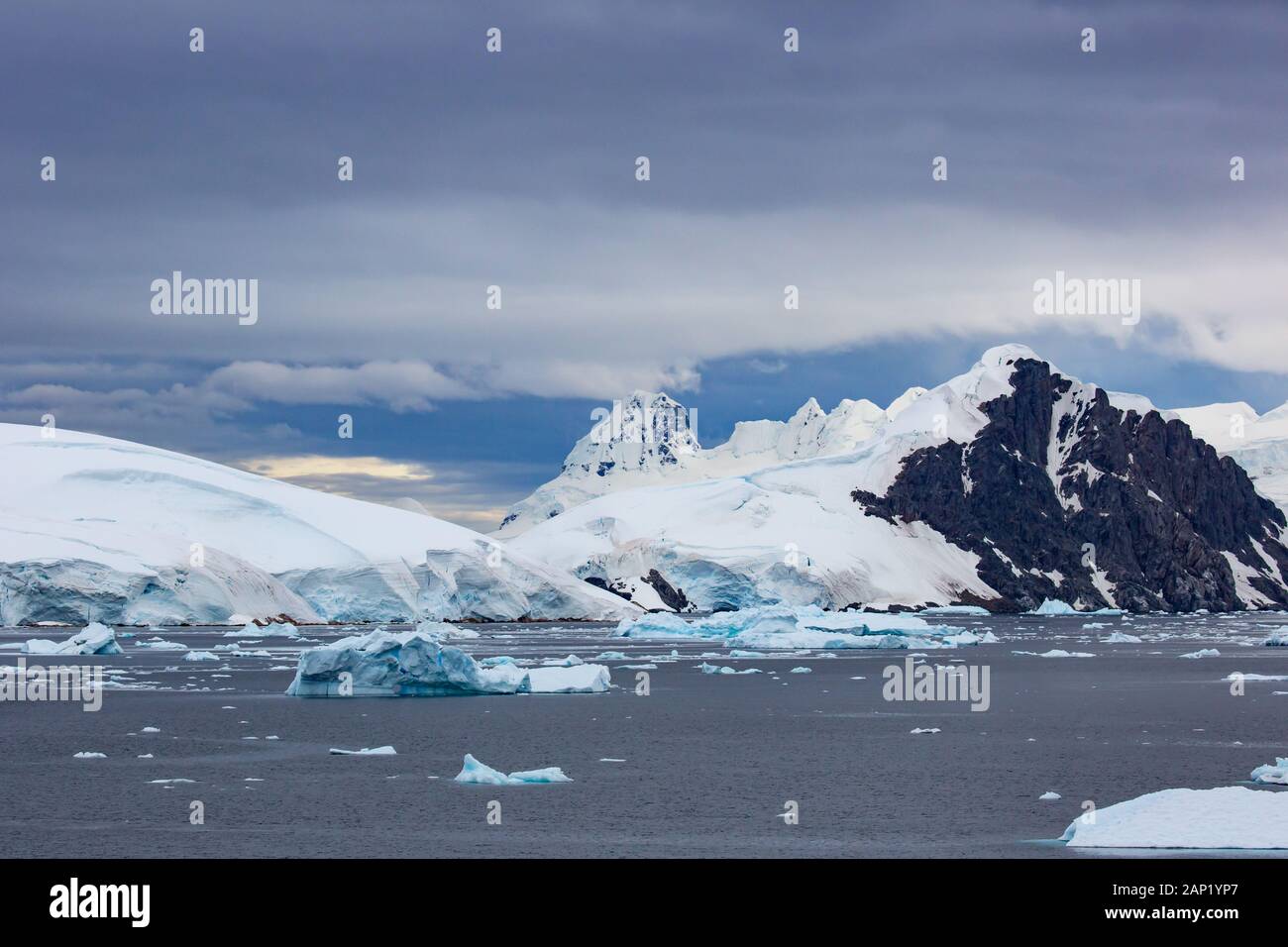 Schmelzenden Eisbergs aufgrund der globalen Erwärmung im südlichen Atlantik, Antarktis Stockfoto