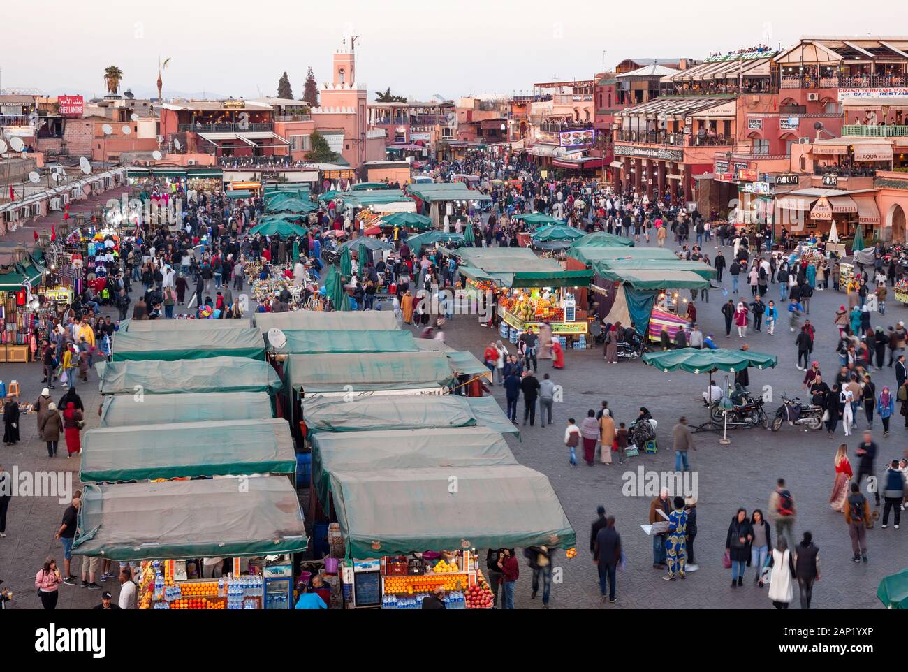 Überdachte Souk Ständen auf einem belebten Platz Jemaa el-Fnaa bei Dämmerung Marrakesh-Safi in Marrakesch, Marokko. Stockfoto