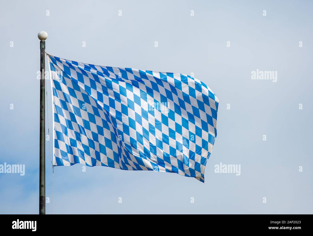 Bayerische Flagge Und Tiefen Blauen Himmel Stockfotografie Alamy
