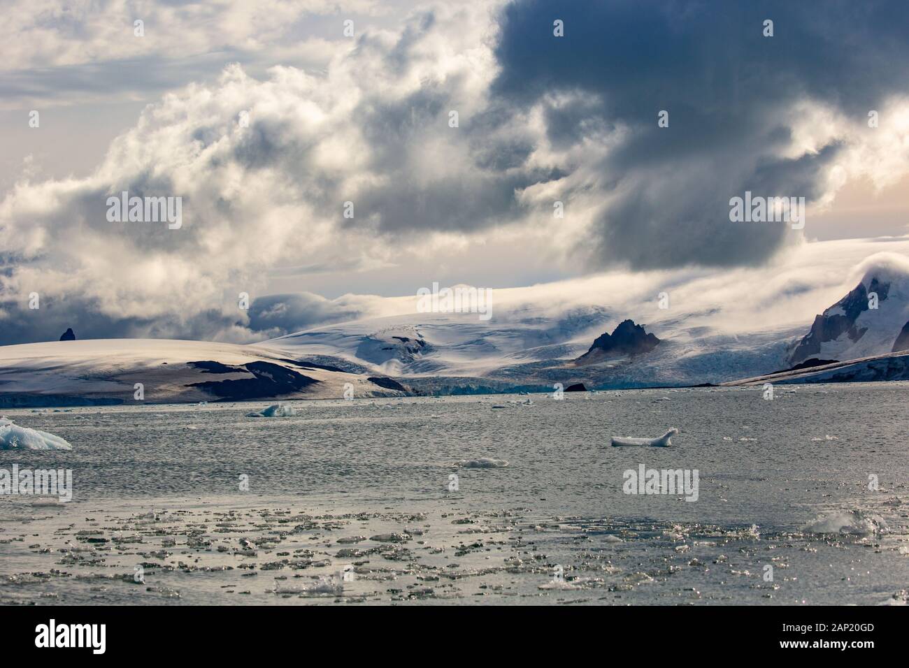 Schmelzenden Eisbergs aufgrund der globalen Erwärmung im südlichen Atlantik, Antarktis Stockfoto