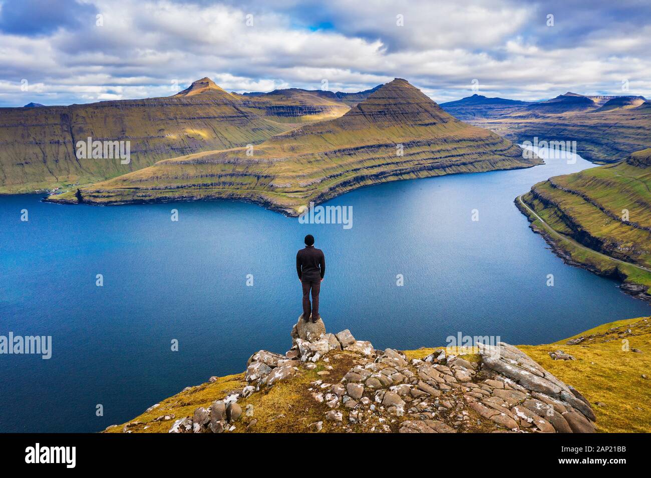 Wanderer mit Blick auf den fjorden von einem Berg in der Nähe von Funningur auf den Färöer Inseln Stockfoto