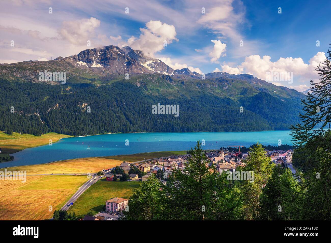 Silvaplana-See in der Schweiz mit Athleten, die den Wind nutzen, um über Wasser zu fliegen Stockfoto