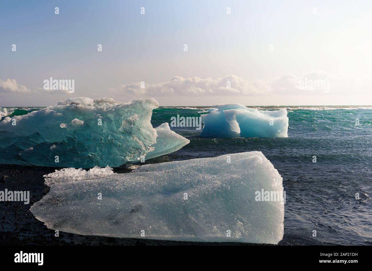 Eisberge, die am Diamond Beach in der Jokulsarlon-Glacier-Lagune, Island liegen Stockfoto