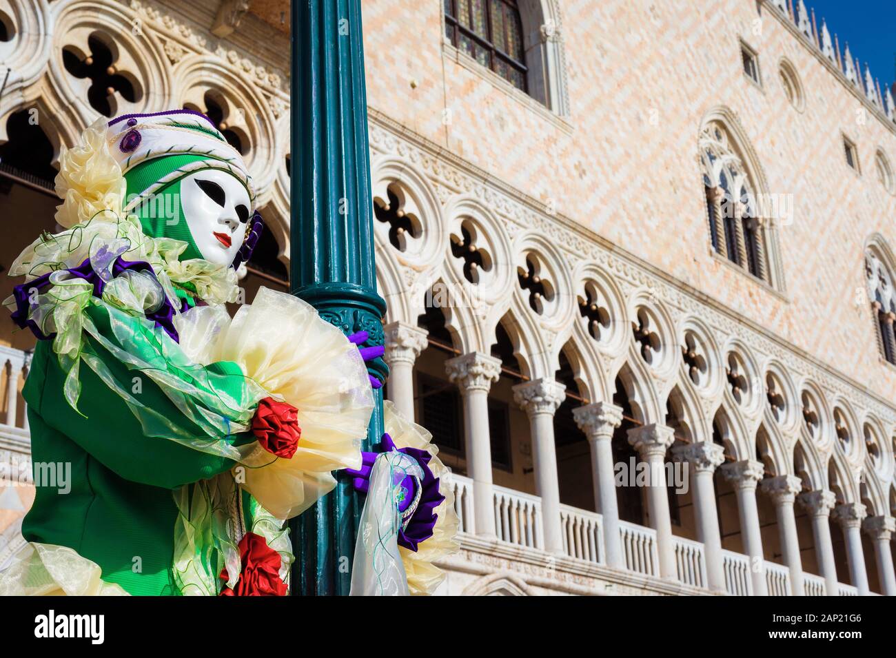 Karneval in Venedig. Wunderschöne Venezianische Masken mit Doge Palast im Hintergrund Stockfoto