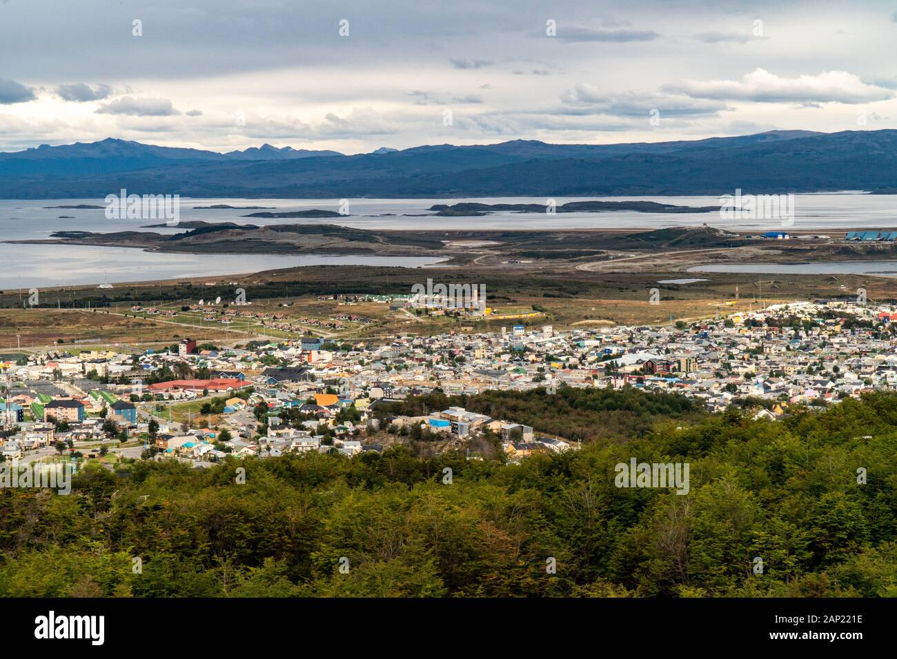 Erhöhten Blick auf Ushuaia die Hauptstadt von Tierra del Fuego und Antartida e Islas del Atlantico Sur Provinz, Argentinien. Stadtbild mit dem Hafen Stockfoto