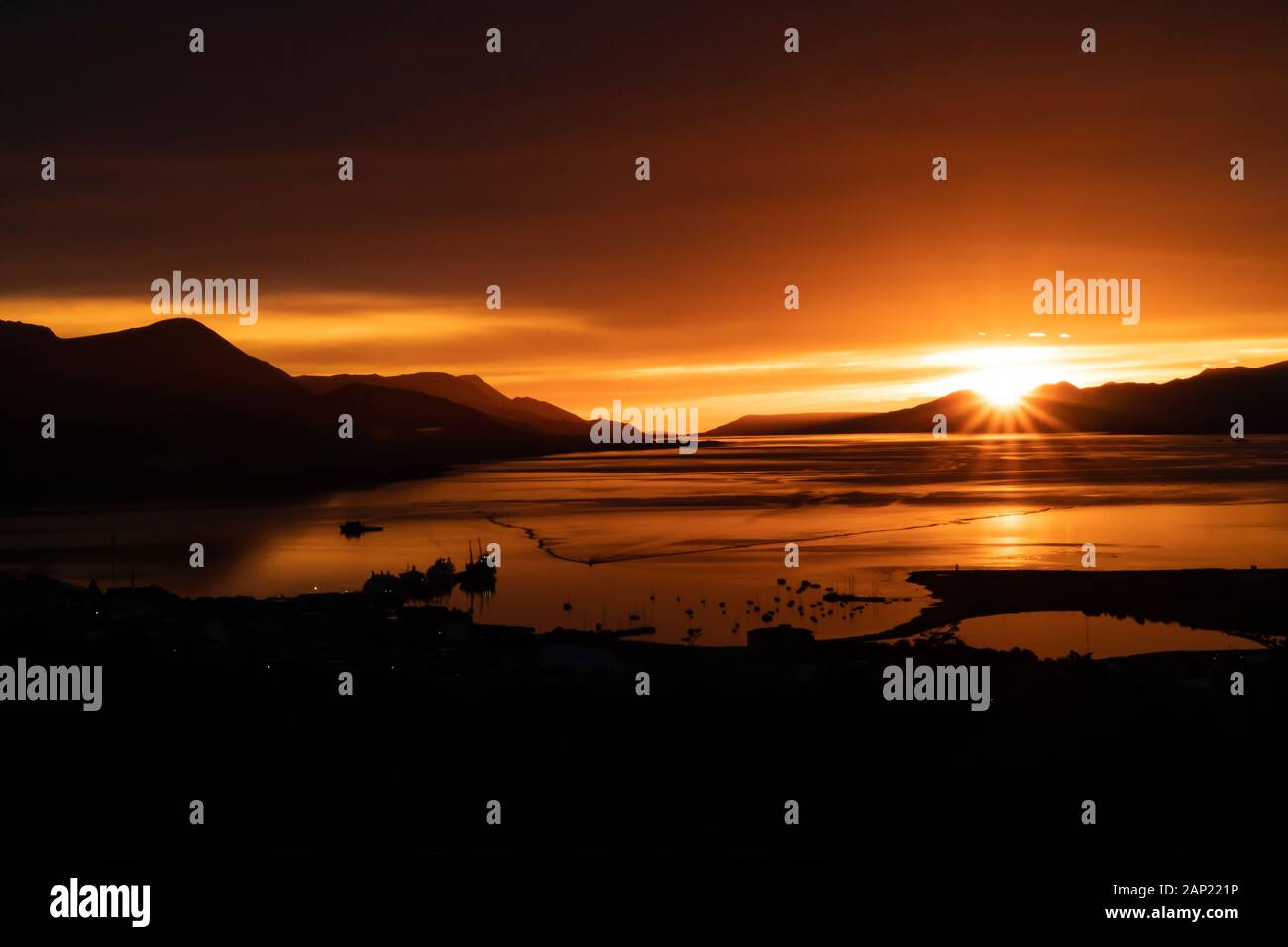 Sonnenuntergang über der Bucht von Ushuaia die südlichste Stadt im Wort und in der Hauptstadt von Tierra del Fuego und Antartida e Islas del Atlantico Sur Provinz, Ar Stockfoto