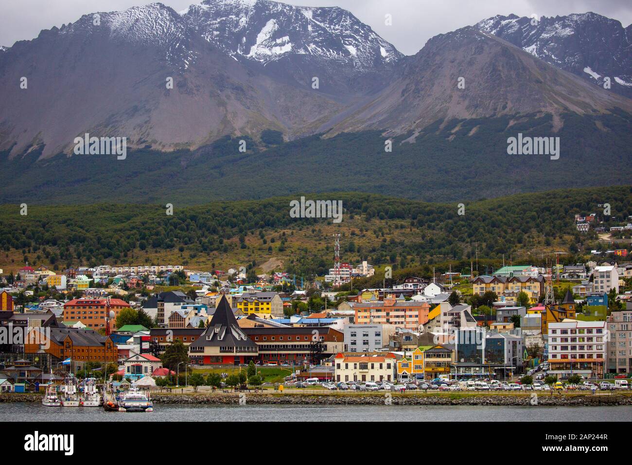 Erhöhten Blick auf Ushuaia die Hauptstadt von Tierra del Fuego und Antartida e Islas del Atlantico Sur Provinz, Argentinien. Stadtbild mit dem Hafen Stockfoto