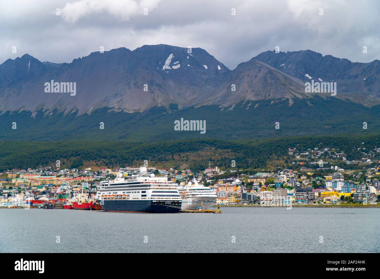 Blick auf ein Schiff in den Hafen von Ushuaia die Hauptstadt von Tierra del Fuego und Antartida e Islas del Atlantico Sur Provinz, Argentinien. Stockfoto