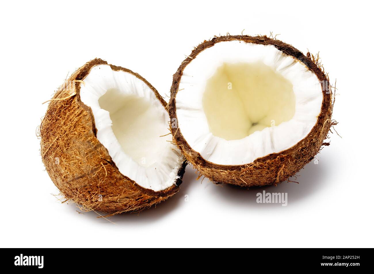 Frische rohe Coconut craked in der Hälfte auf weißem Hintergrund Stockfoto