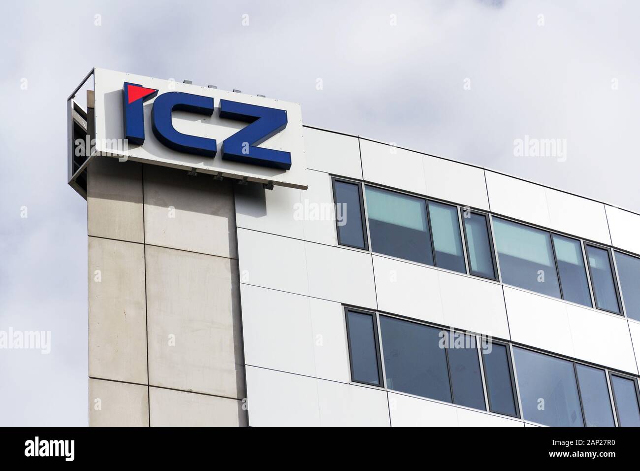 Prag, tschechische Republik - 12. FEBRUAR 2018: ICZ Gruppe IT-Dienstleister Firmenlogo auf Hauptquartier am Februar 12, 2018 in Prag, Tschechische Republik. Stockfoto