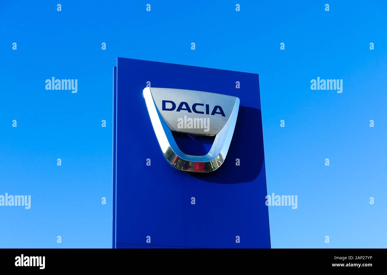 Dinslaken, Deutschland - Dezember 18. 2019: Isolierte logo Schriftzug des rumänischen Automobilherstellers Dacia gegen wolkenlosen blauen Himmel Stockfoto
