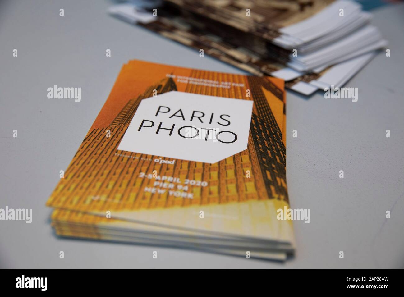Info-Broschüre beim Pressebesuch der Fotokunstmesse PARIS FOTO' im Grand Palais. Paris, 10.11.2019 Stockfoto