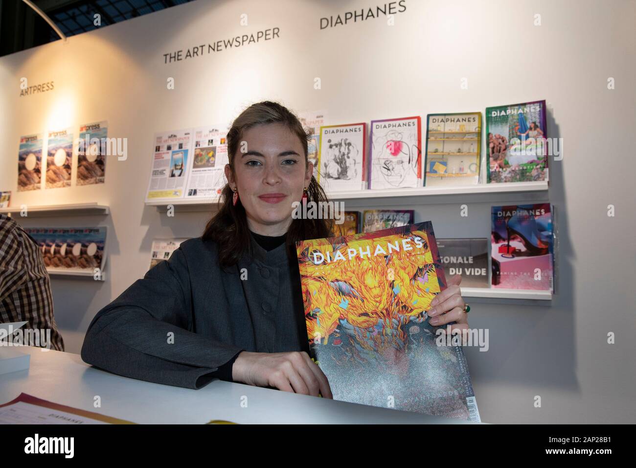 Verkäuferin Verkaufstand beim Pressebesuch der Fotokunstmesse PARIS FOTO' im Grand Palais. Paris, 10.11.2019 Stockfoto