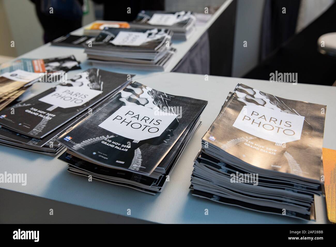 Info-Broschüre beim Pressebesuch der Fotokunstmesse PARIS FOTO' im Grand Palais. Paris, 10.11.2019 Stockfoto