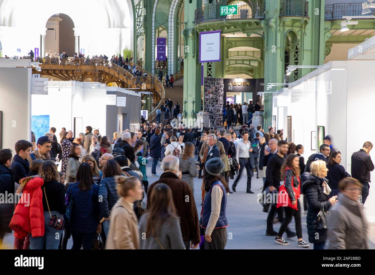 Mit IMessebesucher Galeriestände beim Pressebesuch der Fotokunstmesse PARIS FOTO' im Grand Palais. Paris, 10.11.2019 Stockfoto