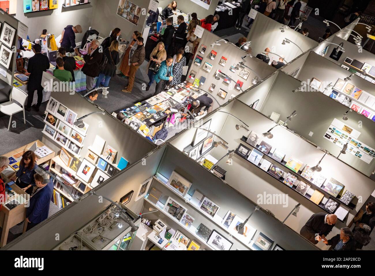 Mit IMessebesucher Galeriestände beim Pressebesuch der Fotokunstmesse PARIS FOTO' im Grand Palais. Paris, 10.11.2019 Stockfoto