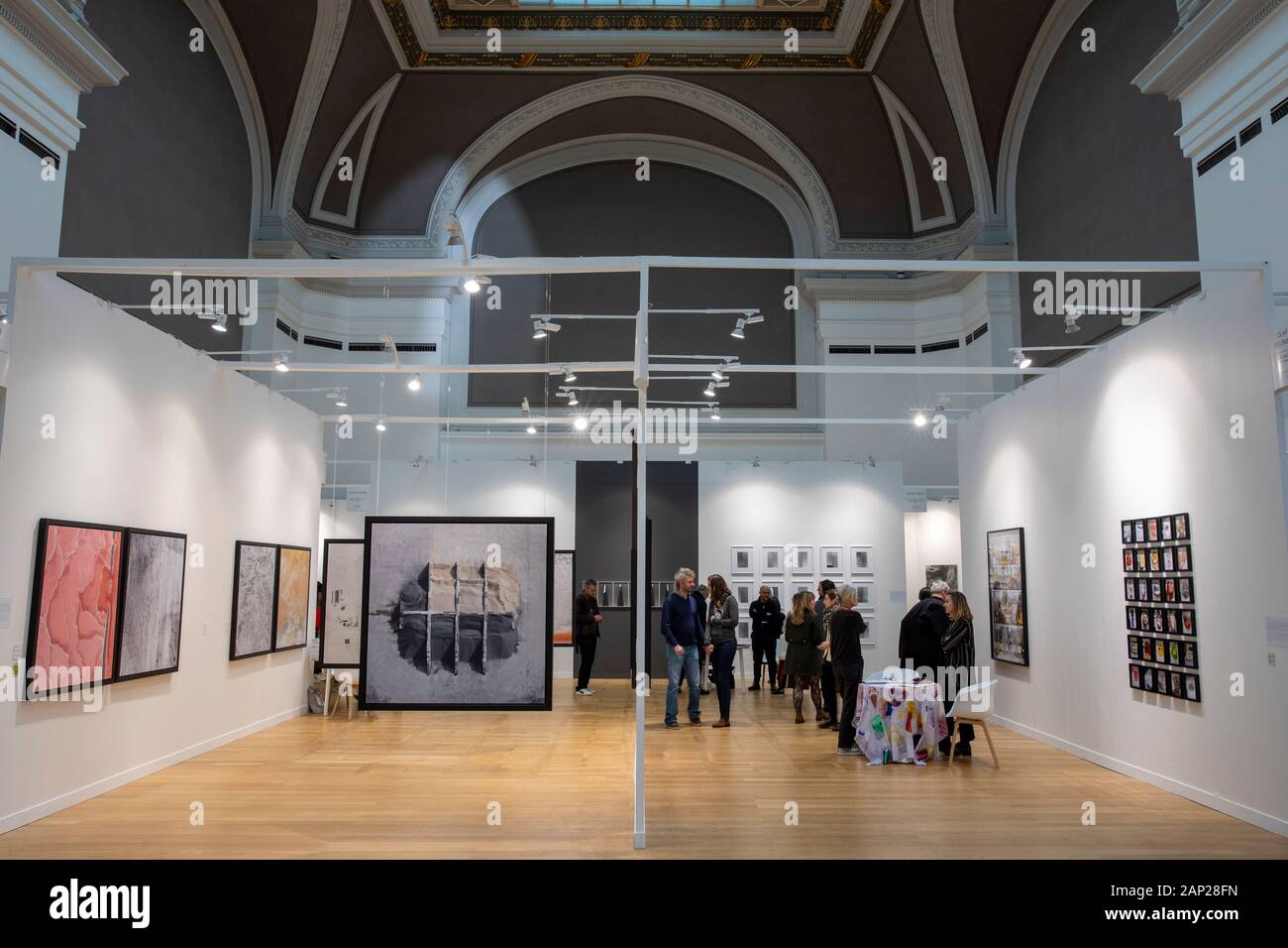 Mit IMessebesucher Galeriestände beim Pressebesuch der Fotokunstmesse PARIS FOTO' im Grand Palais. Paris, 10.11.2019 Stockfoto