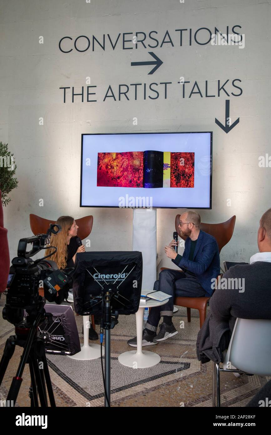Der Künstler spricht beim Pressebesuch der Fotokunstmesse PARIS FOTO' im Grand Palais. Paris, 10.11.2019 Stockfoto