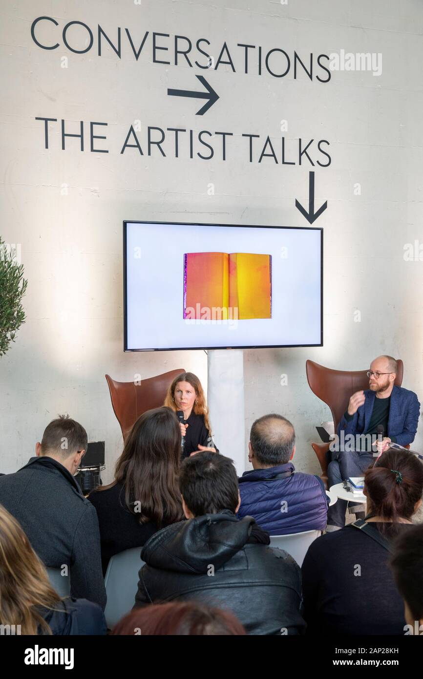 Der Künstler spricht beim Pressebesuch der Fotokunstmesse PARIS FOTO' im Grand Palais. Paris, 10.11.2019 Stockfoto