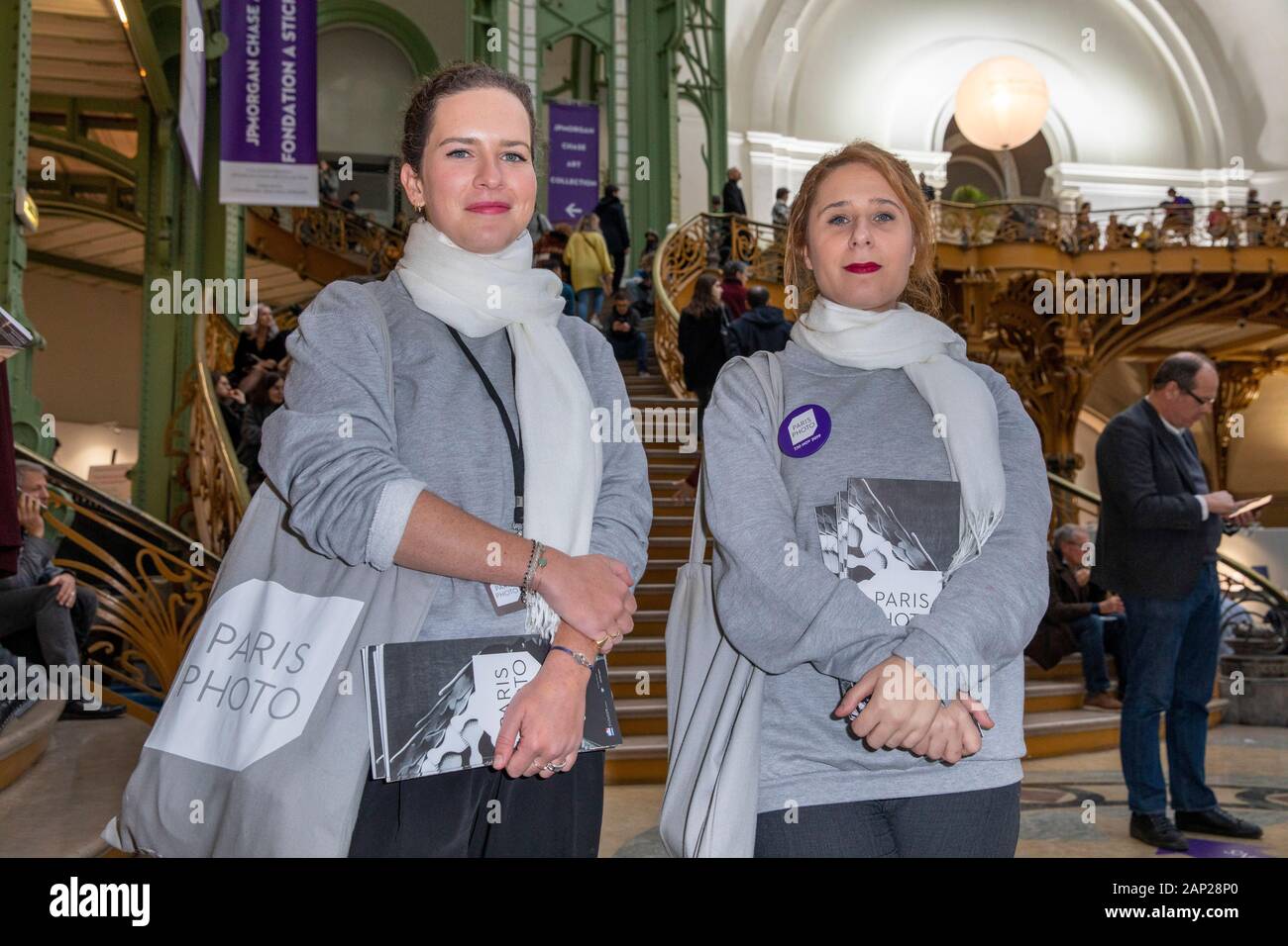 Info-Personal beim Pressebesuch der Fotokunstmesse PARIS FOTO' im Grand Palais. Paris, 10.11.2019 Stockfoto