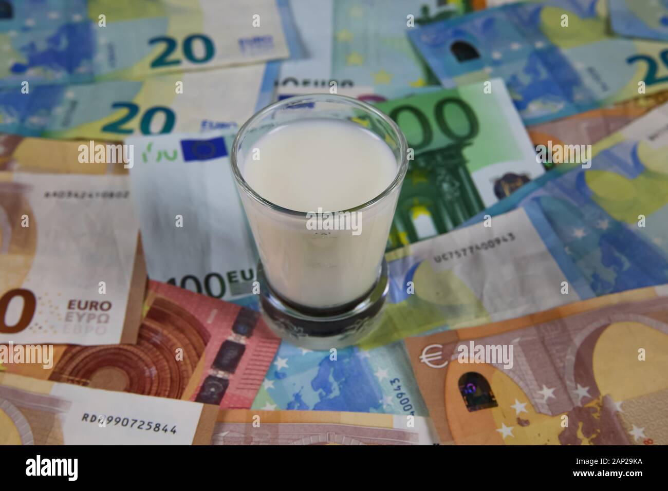 Milch Preis und landwirtschaftliche Produkte trend Konzept: kleines Glas Milch auf Euro Banknoten Stockfoto