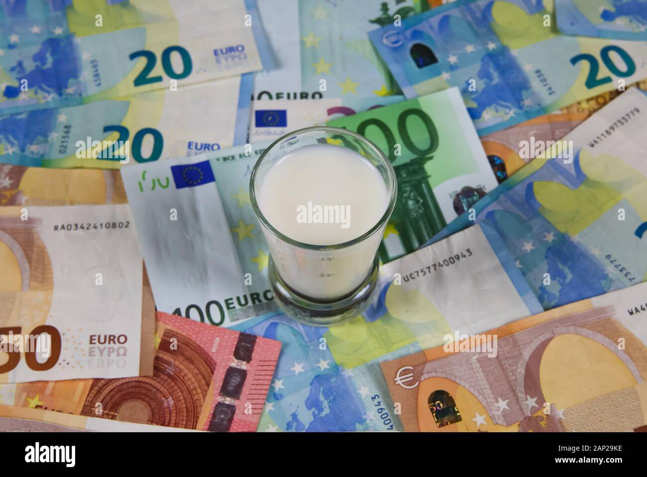 Milch Preis und landwirtschaftliche Produkte trend Konzept: kleines Glas Milch auf Euro Banknoten Stockfoto
