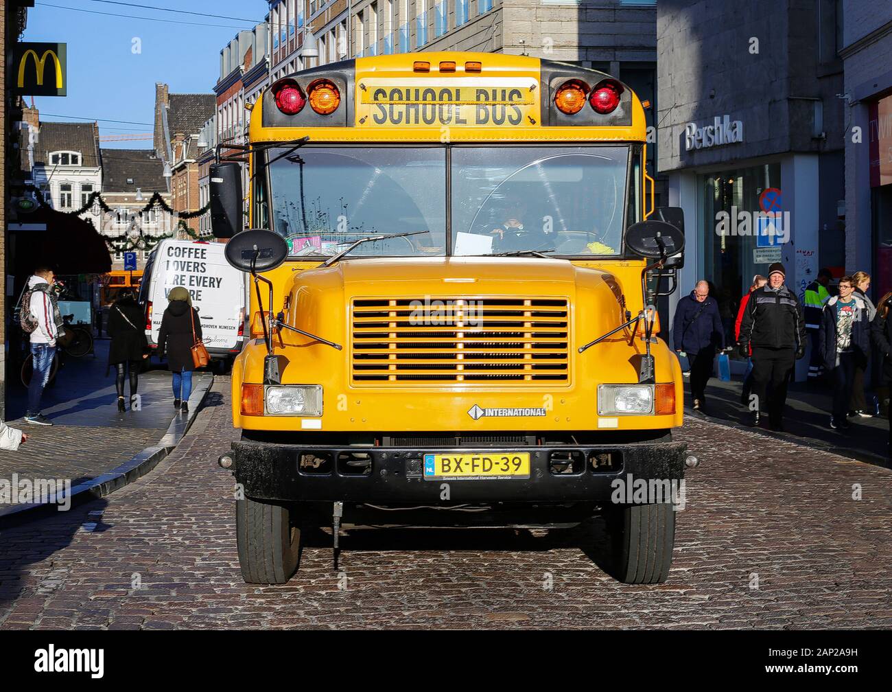 Maastricht, Niederlande - 30 November. 2019: Blick auf Gelb vintage  American School Bus für Stadtrundfahrten Stockfotografie - Alamy