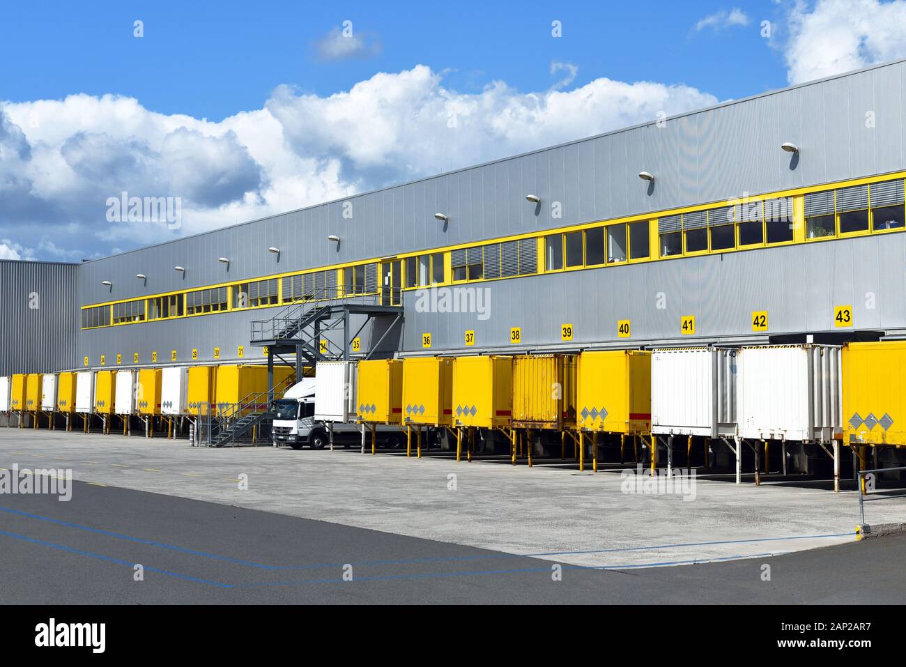 Die moderne industrielle Gebäude im Verkehr - Verladen von Waren auf Lkw einer Spedition für den Export Stockfoto