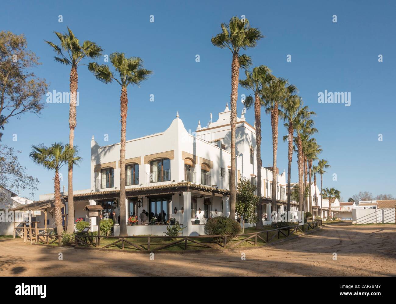 Hotel La Malvasia im weißen Dorf El Rocio, Nationalpark Doñana, Huelva, Südspanien. Stockfoto