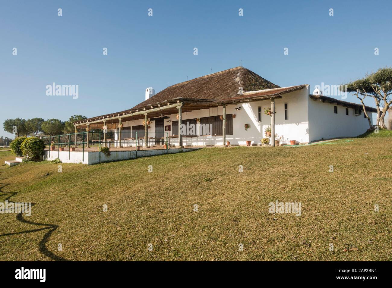 Typische Wohnheime (choza) neben dem Marschland im Nationalpark Doñana, heute Restaurant, Huelva Spanien. Stockfoto