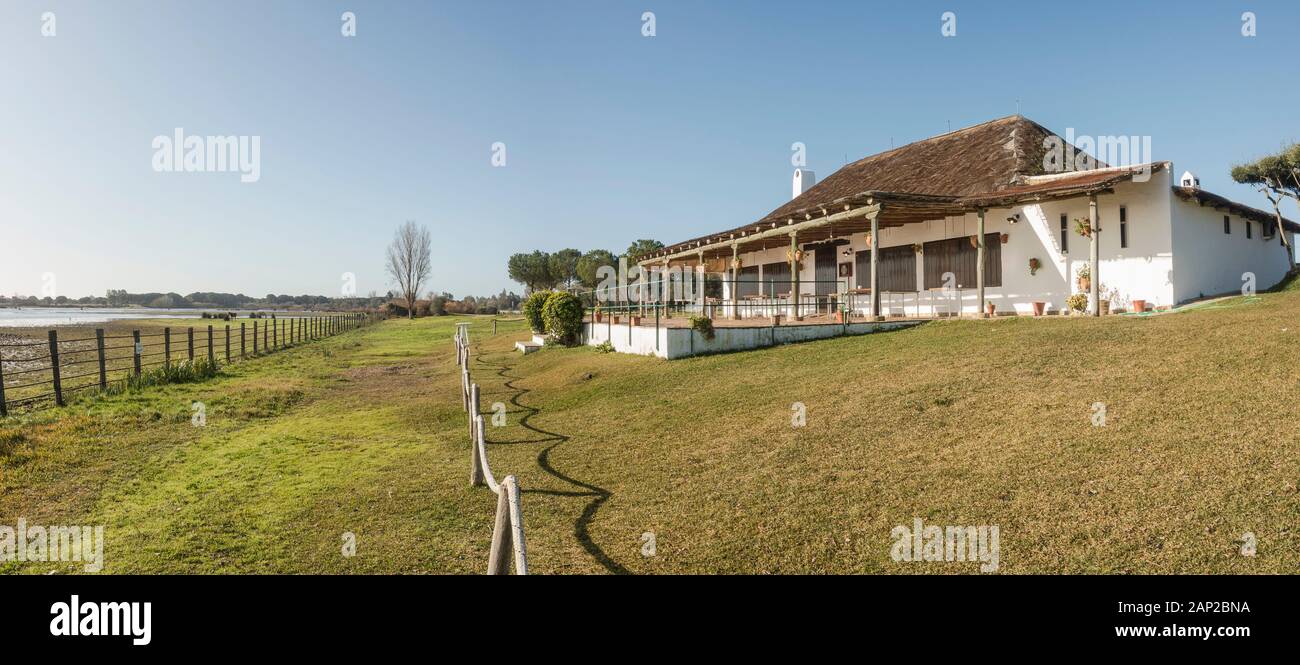 Typische Wohnheime (choza) neben dem Marschland im Nationalpark Doñana, heute Restaurant, Huelva Spanien. Stockfoto