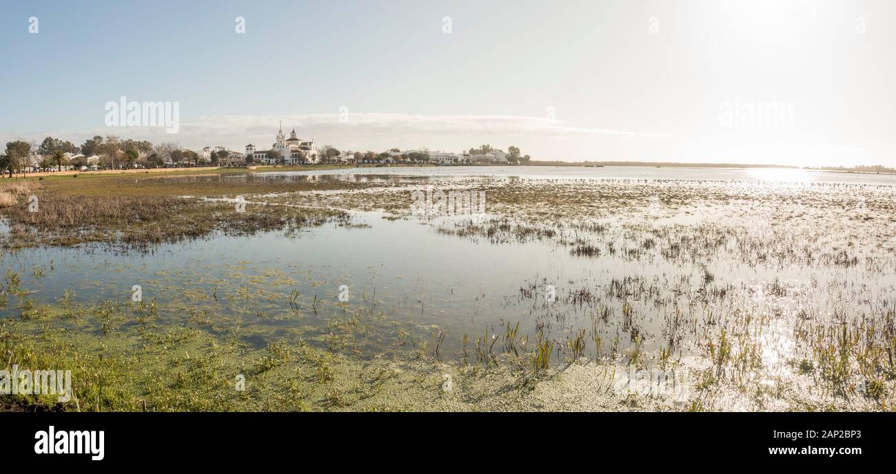 Marschland, Feuchtgebiete mit El Rocio Dorf, am Marismas Nationalpark Doñana, Andalucia, Spanien, Europa Stockfoto