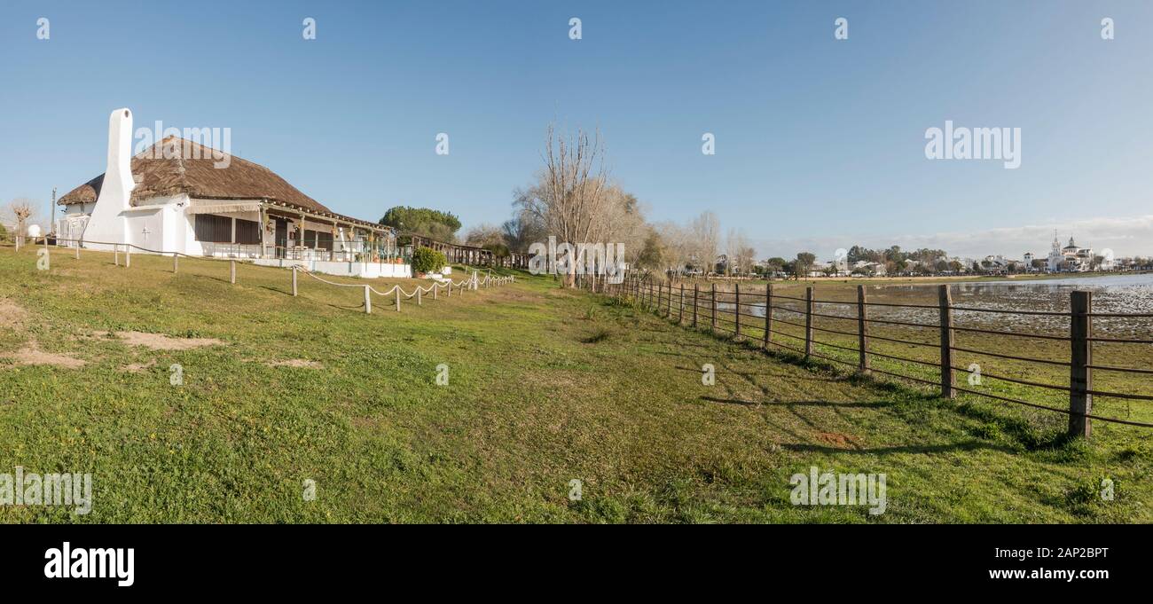 Typische Wohnheime (choza) neben dem Marschland im Nationalpark Doñana, heute Restaurant, Huelva Spanien. Stockfoto