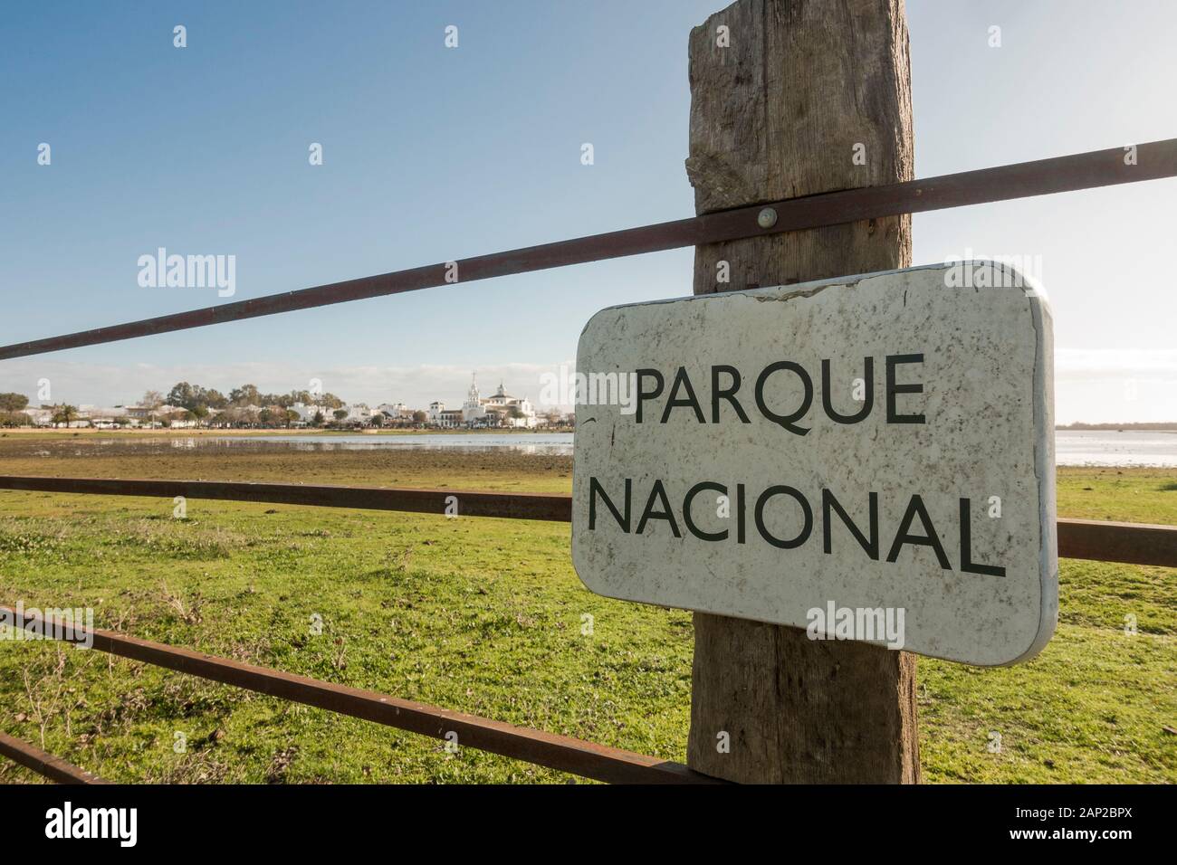 Schild Parque National, Marismas Nationalpark Doñana, El Rocio Dorf im Hintergrund, Andalucia, Spanien, Europa Stockfoto