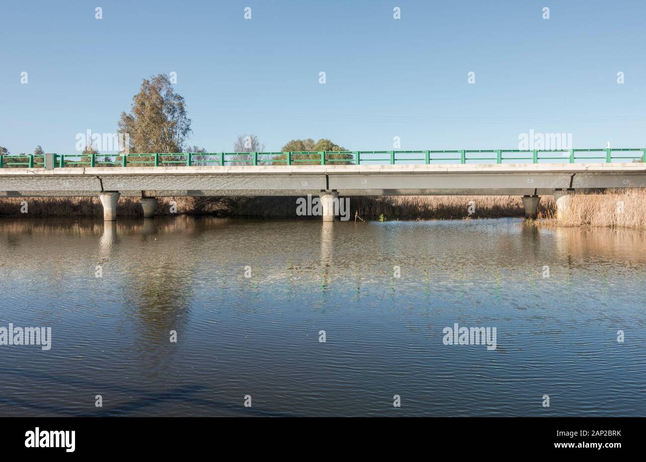 Brücke über Feuchtgebiete im Nationalpark Coto doñana. Andalusien, Spanien. Stockfoto