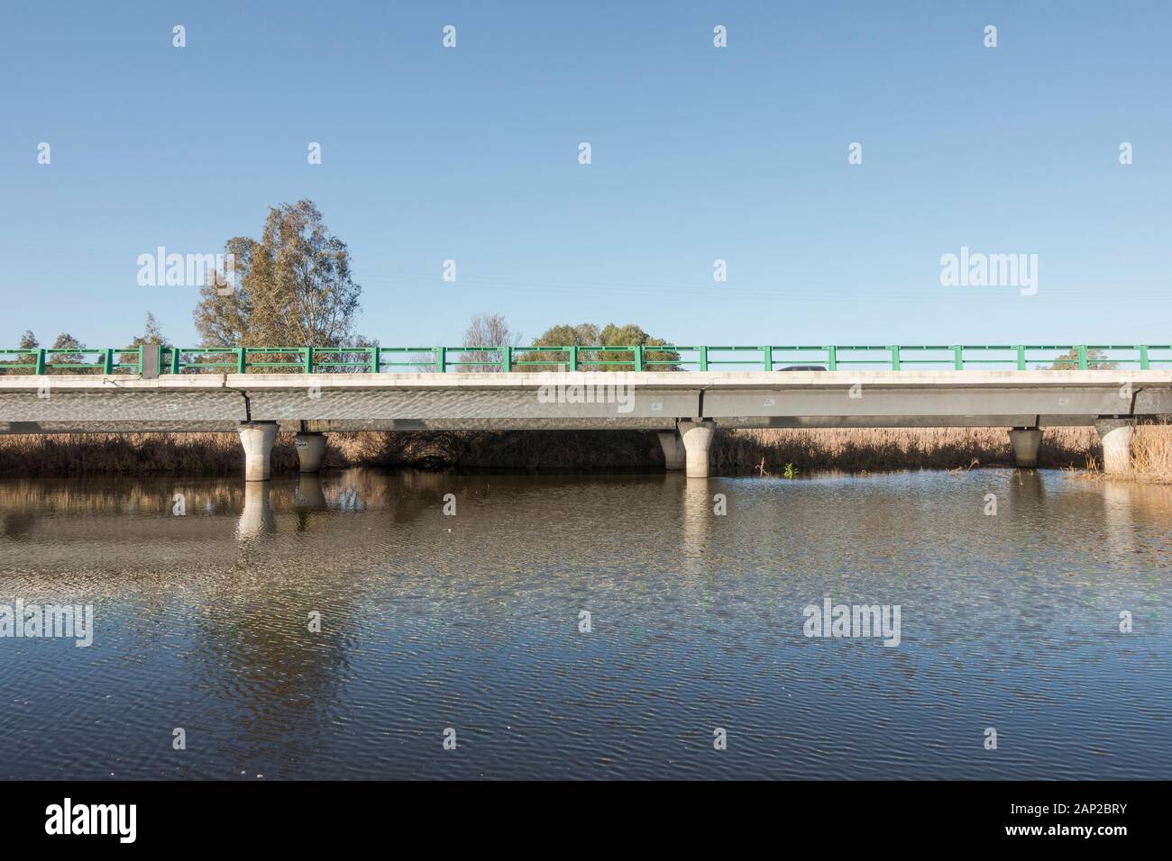 Brücke über Feuchtgebiete im Nationalpark Coto doñana. Andalusien, Spanien. Stockfoto