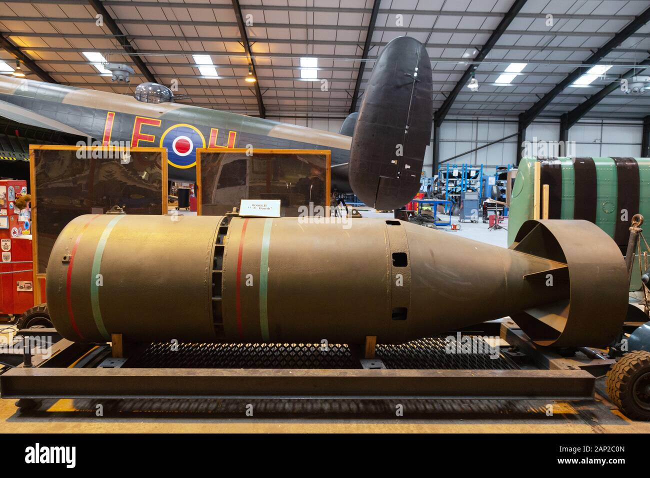 Zweite Weltkriegsbombe; Eine 8000-lb-Bombe, die von Lancaster-Bombern im 2. Weltkrieg im Lincoln Aviation Heritage Center in East Kirkby Lincoln, Großbritannien, getragen wurde Stockfoto