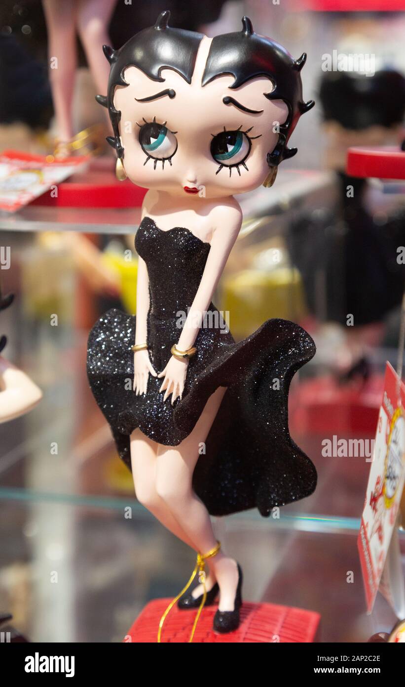 Betty Boop Puppe, die ein schwarzes Kleid trägt; Großbritannien Stockfoto